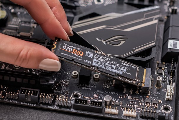 Connectez le nouveau SSD NVMe à votre ordinateur